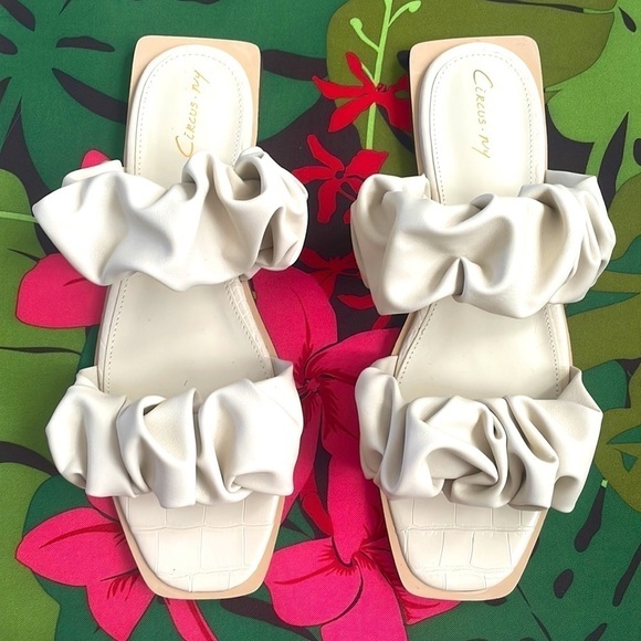 Brand New Circus by Sam Edelman Iggy Ruched Slide Sandals Ruffles Neutral Cream - Picture 2 of 10